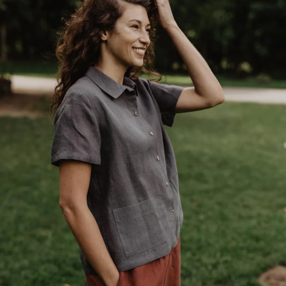 AMOUR LINEN CHARCOAL BLUE SHORT SLEEVE BUTTON UP TOP WITH POCKETS SIZE SMALL
